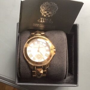Vince Camuto watch Great condition enclosed extra pin.